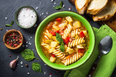 Sebze ve makarna manzaralı sebze çorbası..