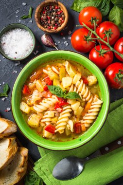 Sebze ve makarna manzaralı sebze çorbası..