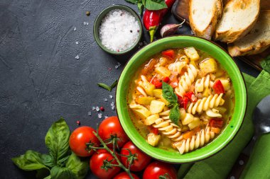 Sebze ve makarna manzaralı sebze çorbası..