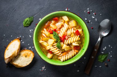 Sebze ve makarna manzaralı sebze çorbası..