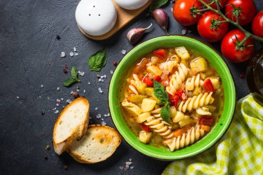 Sebze ve makarna manzaralı sebze çorbası..