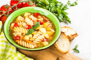 Sebze ve makarna ile Minestrone.