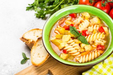 Sebze ve makarna ile Minestrone.