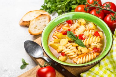 Sebze ve makarna ile Minestrone.