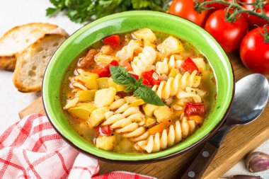 Sebze ve makarna ile Minestrone.