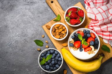 Taze çilek ile Yunan yoğurt granola .