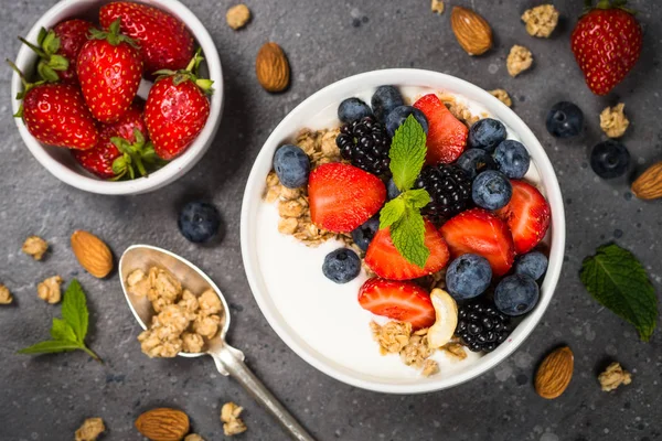 Griekse yoghurt granola met verse bessen . — Stockfoto