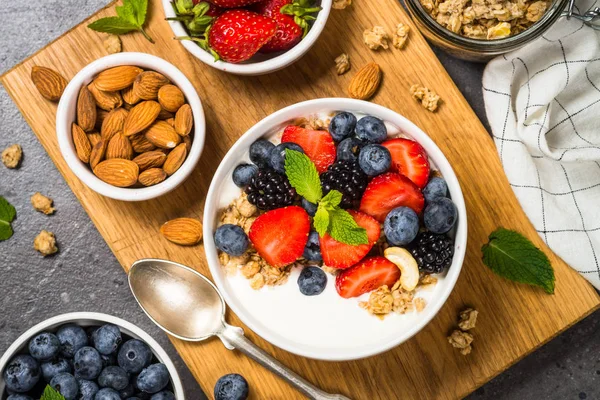 Granola de yogur griego con bayas frescas  . —  Fotos de Stock