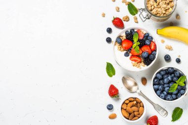 Beyaz masada taze çilek ile Yunan yoğurt granola.