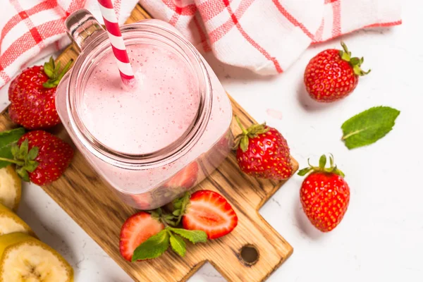 Erdbeer-Milchshake oder Smoothie im Einmachglas. — Stockfoto