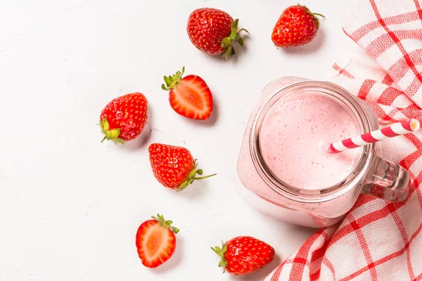 Milkshake de morango ou smoothie em frasco de pedreiro . — Fotografia de Stock