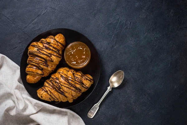 Croissant z dżemem na czarno. — Zdjęcie stockowe