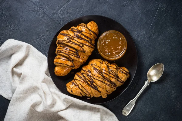 Croissant z dżemem na czarno. — Zdjęcie stockowe