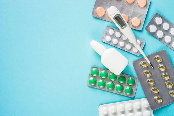 Tabletten en medicijnen op een blauwe achtergrond. — Stockfoto