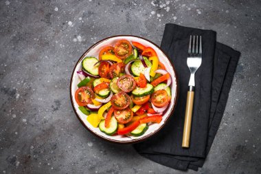 Yaz taze sebze salatası üst görünümü.