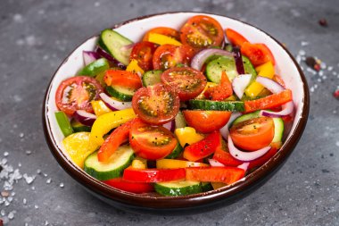 Yaz taze sebze salatası.