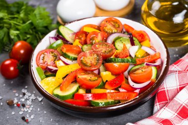 Yaz taze sebze salatası.