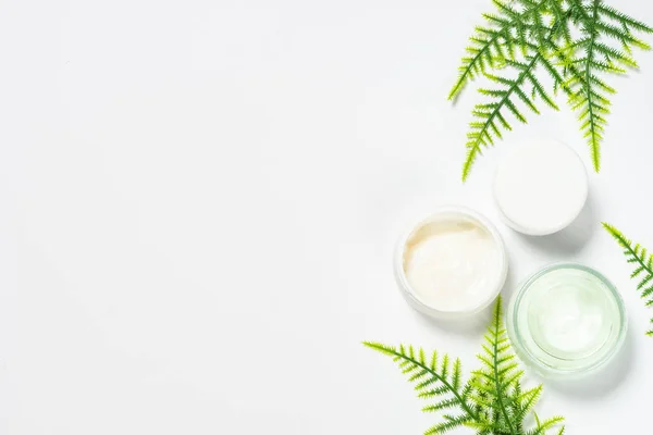 Cosmetici per il viso, prodotti per la cura della pelle, cosmetici naturali su bianco . — Foto Stock