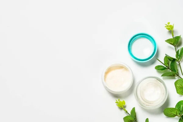 Cosméticos faciais, produto de cuidados com a pele, cosmético natural em branco . — Fotografia de Stock