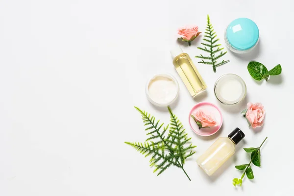 Cosmétiques du visage, Produits de soin de la peau, Cosmétiques naturels sur blanc . — Photo