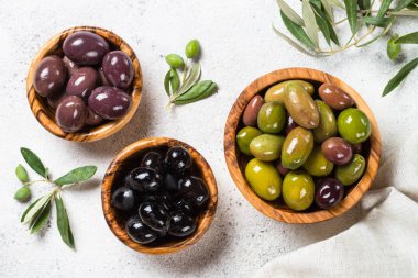 Beyaz arkaplanda siyah ve yeşil zeytin.
