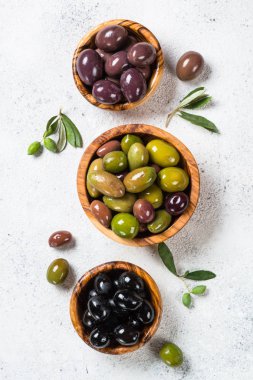 Beyaz arkaplanda siyah ve yeşil zeytin.