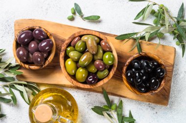 Beyaz arkaplanda siyah ve yeşil zeytin.