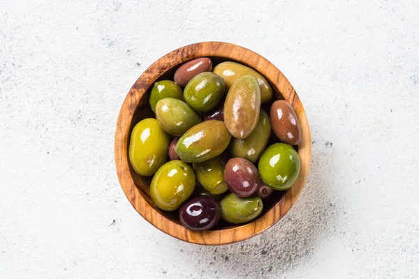 Beyaz arka planda ahşap kase zeytin. — Stok fotoğraf