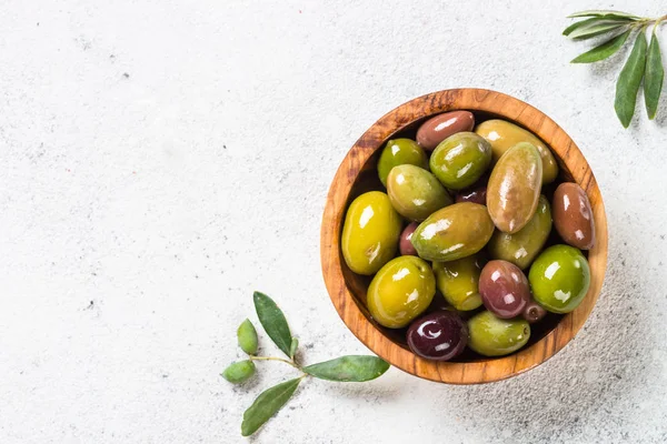 Naturliga grekiska Oliver i träskål på vit bakgrund. — Stockfoto