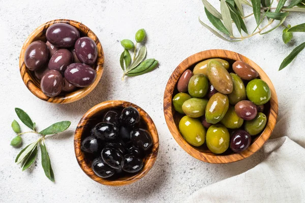 Aceitunas negras y verdes sobre fondo blanco. — Foto de Stock