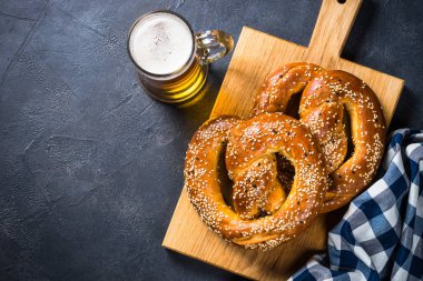 Oktoberfest gıda bira ve bretzel siyah.