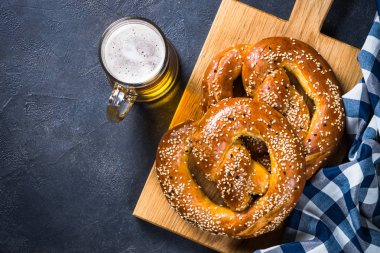 Oktoberfest gıda bira ve bretzel siyah.