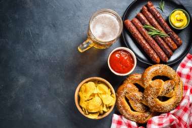 Oktoberfest gıda - sosis, bira ve bretzel.