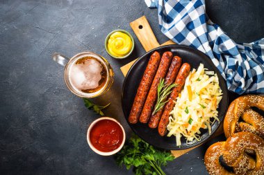 Sosis, lahana turşusu, bretzels ve bira.
