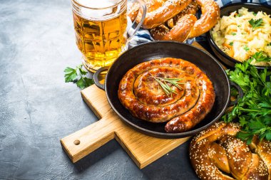 Oktoberfest gıda - sosis, lahana turşusu, bira ve bretzel.