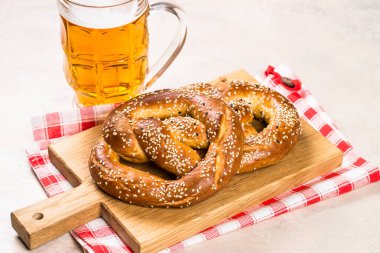 Oktoberfest gıda bira ve kraker.