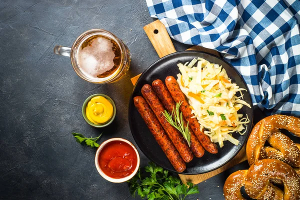 Salsicha, chucrute, bretzels e cerveja . — Fotografia de Stock