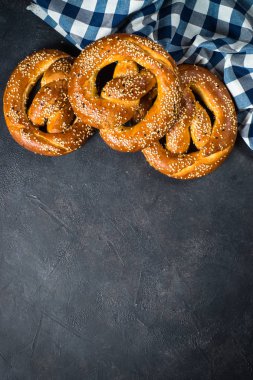 Oktoberfest gıda bira ve bretzel siyah.