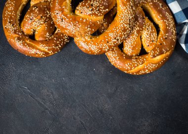 Oktoberfest gıda bira ve bretzel siyah.