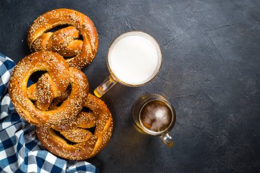 Oktoberfest gıda bira ve bretzel siyah.