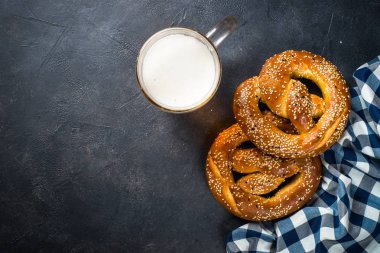 Oktoberfest gıda bira ve bretzel siyah.