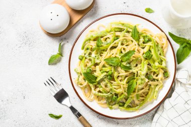 Kabak üst görünümü ile Makarna spagetti.