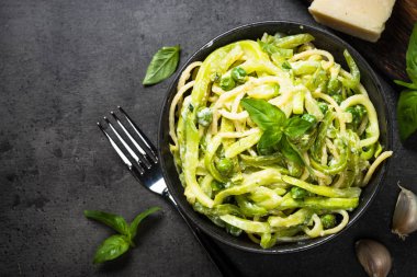 Siyah üst görünümde kabak ile makarna spagetti.