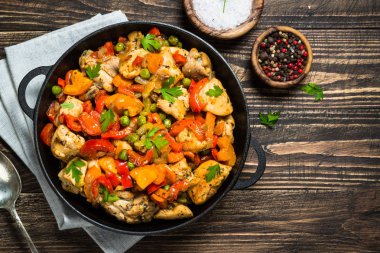 Ahşap masada sebze ile tavuk karıştırın Fry.