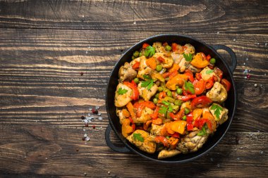 Ahşap masada sebze ile tavuk karıştırın Fry.