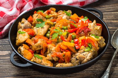 Ahşap masada sebze ile tavuk karıştırın Fry.