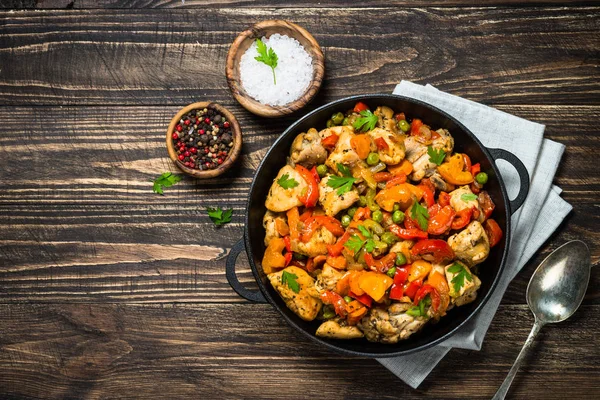 Chicken Stir fry with vegetables on wooden table. — Stock Photo, Image