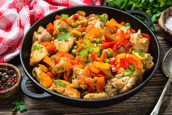 Chicken Stir fry with vegetables on wooden table. — Stock Photo, Image