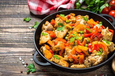 Ahşap masada sebze ile tavuk karıştırın Fry.