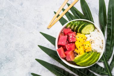 Pirinç ve sebze ile Ton balığı poke kase.